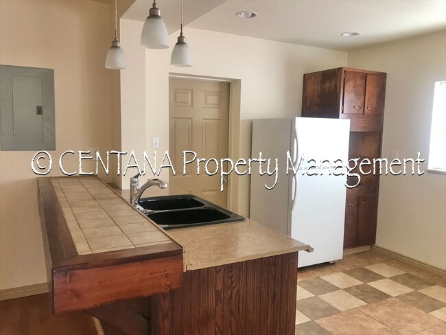 Building Photo - Cozy 2 bedroom Bungalow!