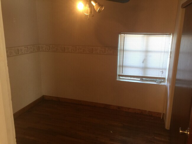 Building Photo - 16 W Brookside St