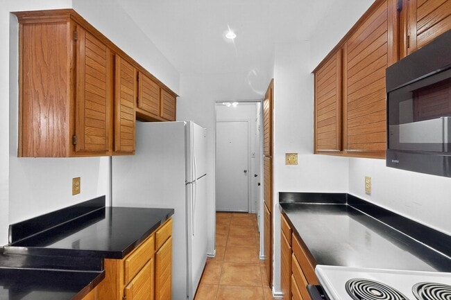 Building Photo - Spacious Townhome with Lake Views on a Pri...