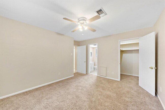 Building Photo - 5522 Ariel St