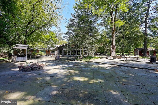 Building Photo - 269 Raymond Rd