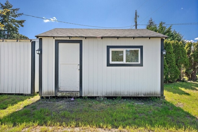 Building Photo - Renovated 3-Bed Rambler in Lakewood | Priv...
