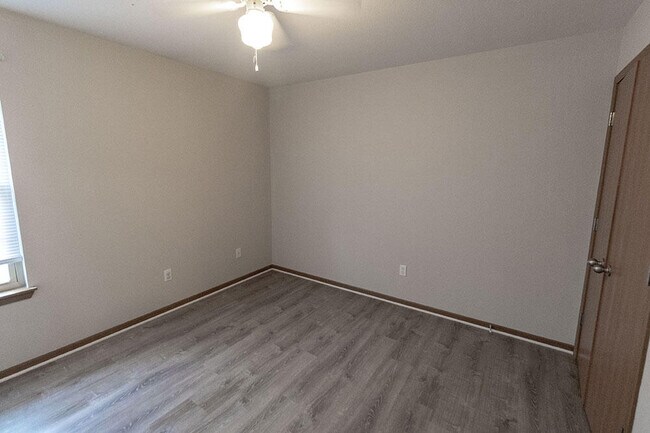 Building Photo - 2117 N Ballenger Ln