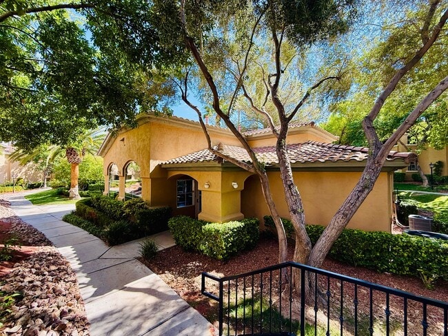 Building Photo - Enjoy resort-style living in this stylish ...