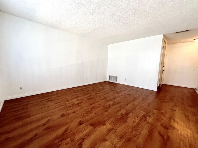 Building Photo - 1380 W 48th St