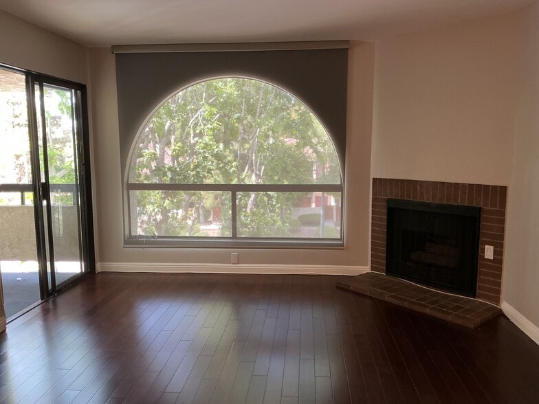 Beautiful architectural window with sunshade - 21650 Burbank Blvd
