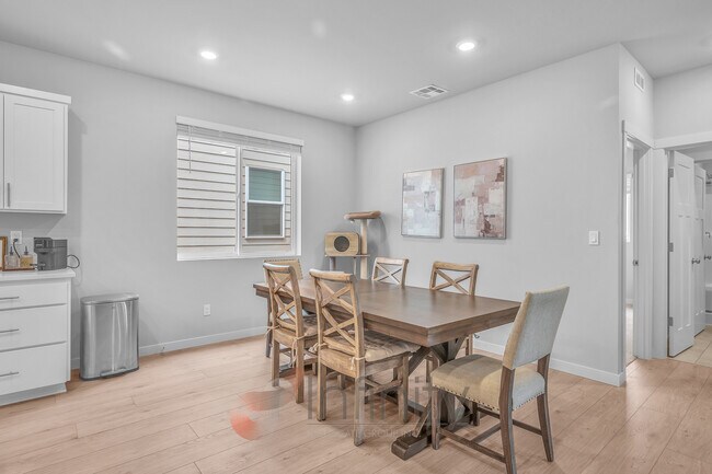 Building Photo - 8943 SW Vermillion Dr