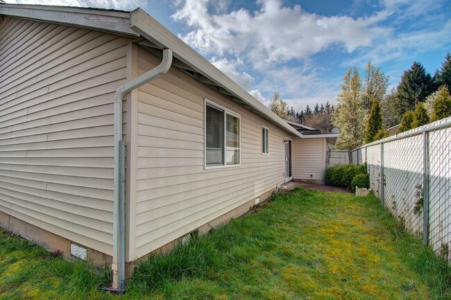 Building Photo - Fisher's Landing Single Level Home