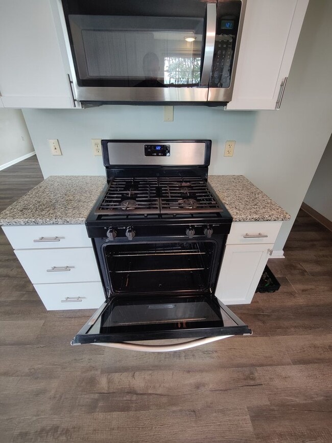 Building Photo - *Recently Updated 2BD/1.5BA Townhouse Available for Rent in West Mifflin*