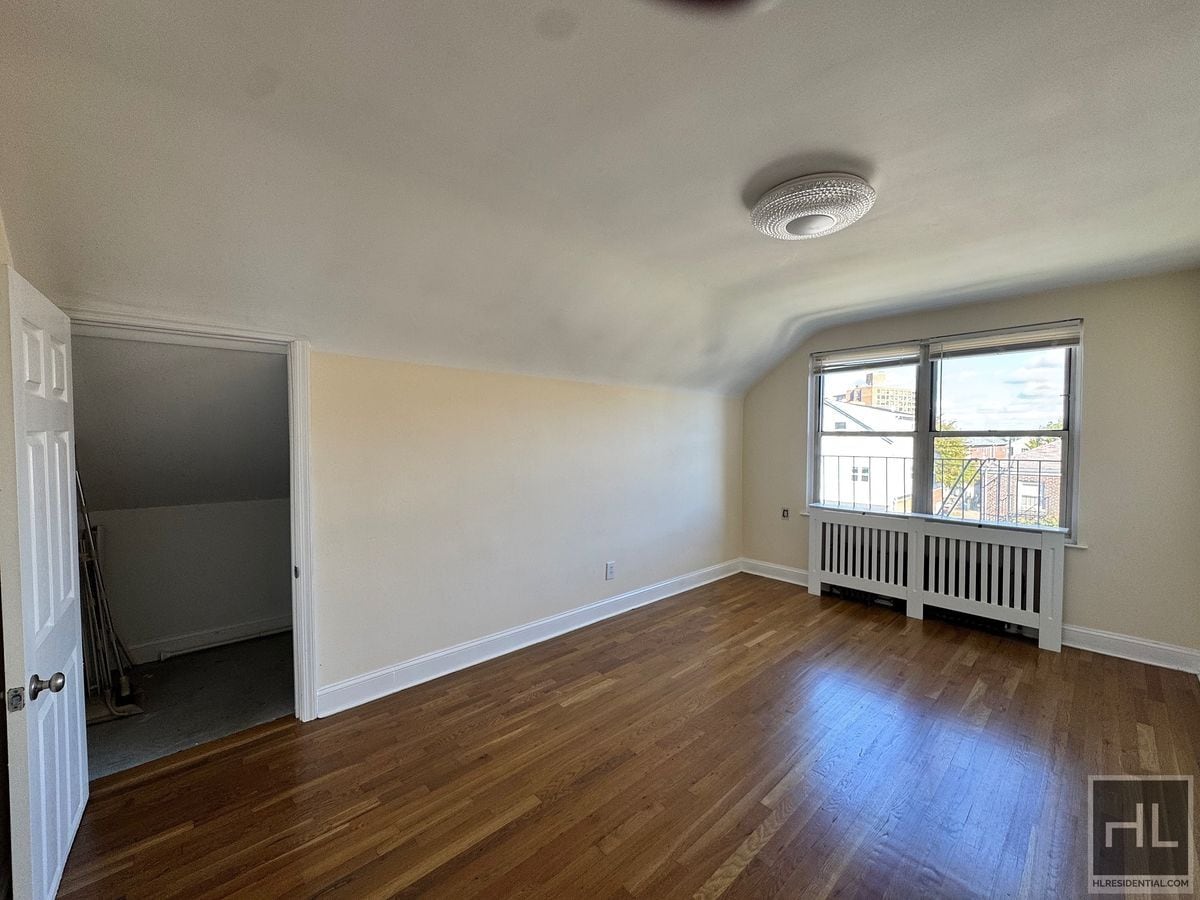 Building Photo - Newly Renovated 2 bedroom apartment spanni...