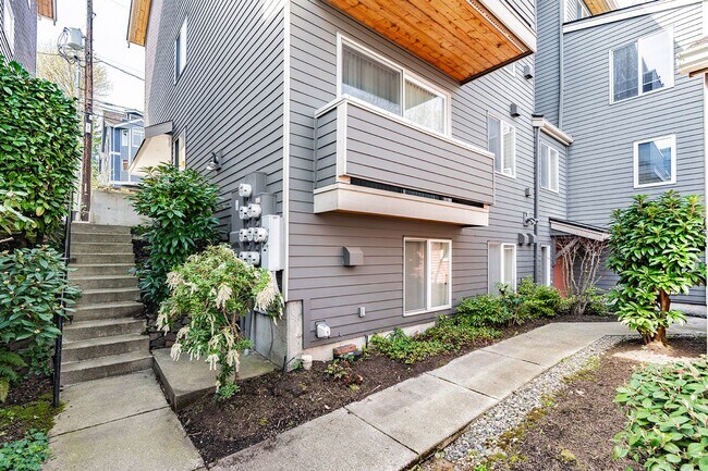 Building Photo - East Vista