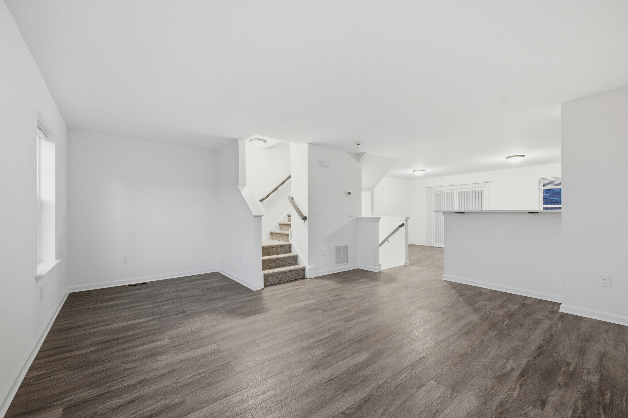 Building Photo - 1250 E 7th St