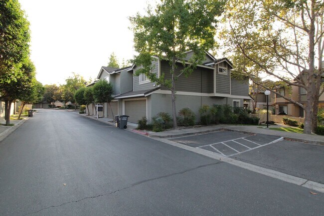Building Photo - Townhouse 2 bedrooms, 2 1/2 baths, 2 car g...