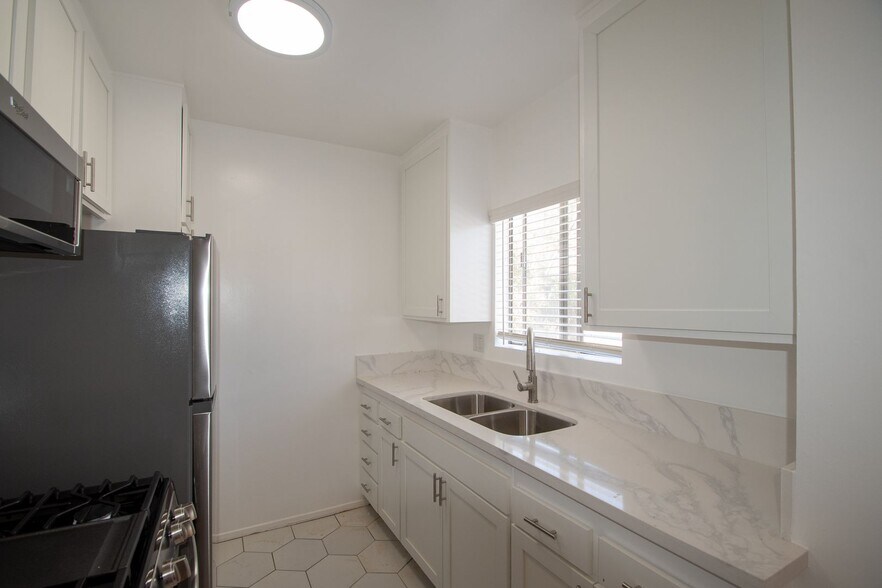 Building Photo - 10925 Peach Grove St