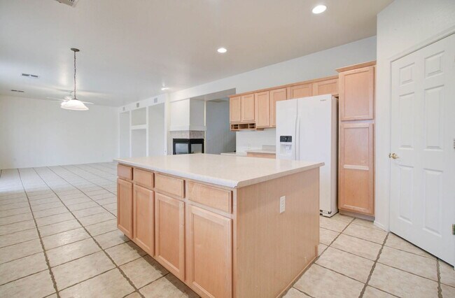 Building Photo - 2026 E County Down Dr