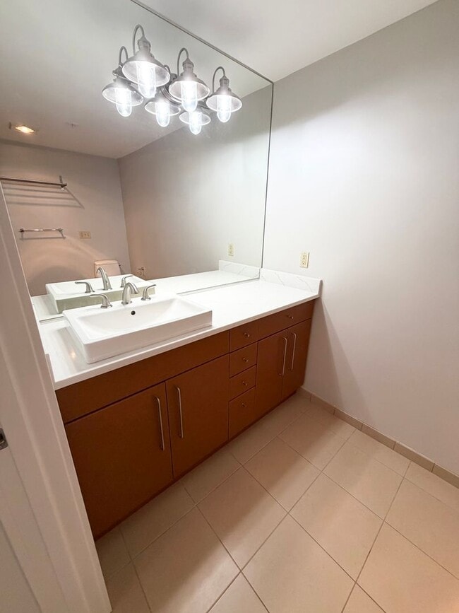 Building Photo - 1550 Eastlake Ave E