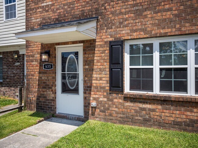 Building Photo - Welcome to Myrtlewood Circle!