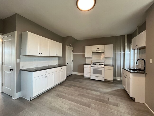 Building Photo - Beautifully remodeled single-family residence offers approximately 1,330 square feet of living sp...