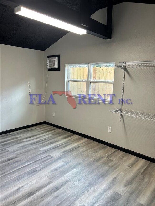 Building Photo - **3/2 lovely home with separate 1/1 In law suite**