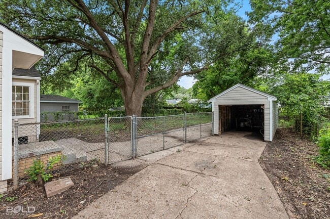 Building Photo - Remodeled...Ready for tenant!!!