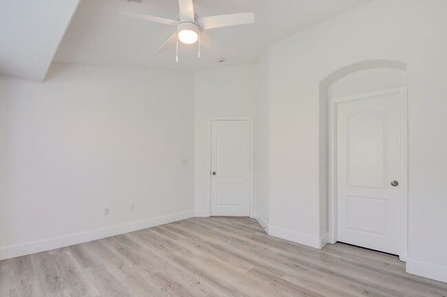 Building Photo - Gorgeous 3 bedroom 2.5 bathroom Townhome conveniently located in the heart of Henderson.