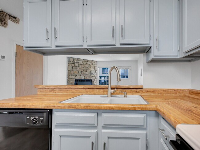 Building Photo - $1,795 // 2-Bed 1-Bath Charming Rowhome in...