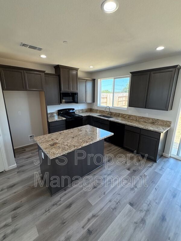 Building Photo - 5 Oak Manor Way