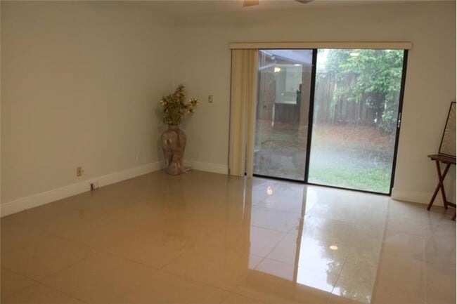 Building Photo - 1518 Primrose Ln