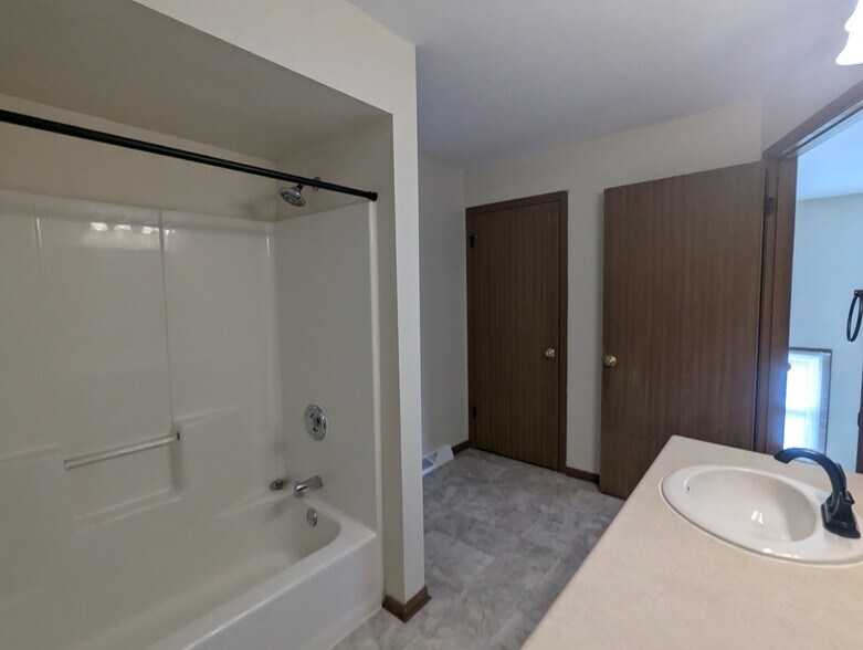 Building Photo - 3351 S 113th St