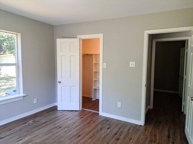 Building Photo - 4 bedroom, 2 bath home, Handicap accessible