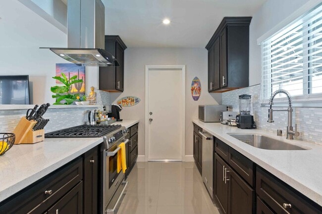 Building Photo - Modern home w Private Pool, Spa, Pets Welc...