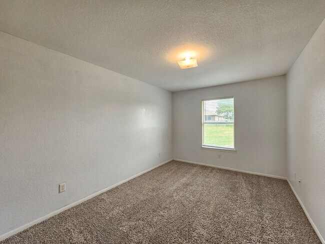 Building Photo - REDUCED RENT - AMAZING RENT SPECIAL & MOVE IN READY!