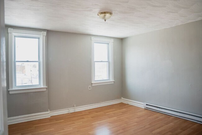 Building Photo - 906 N 4th St