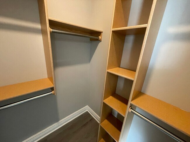 Building Photo - 5501/03 N Edwards Cir