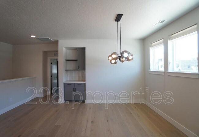 Building Photo - 3045 S Honeycomb Way