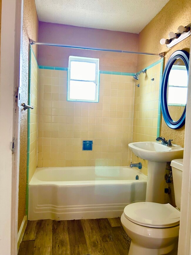 Building Photo - 1801 W Craig Pl