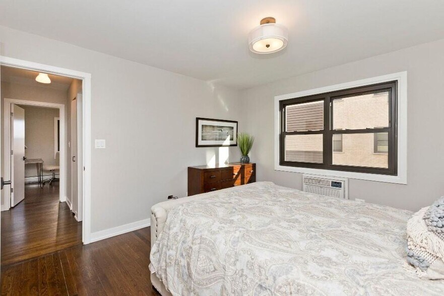 Building Photo - 5536 N Sheridan Rd