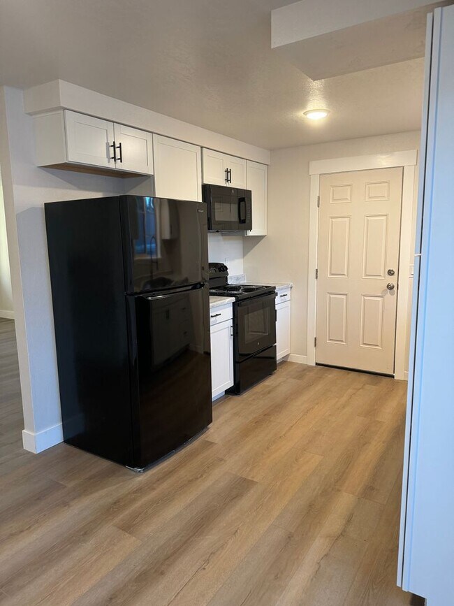 Building Photo - Updated Duplex in SE Bend