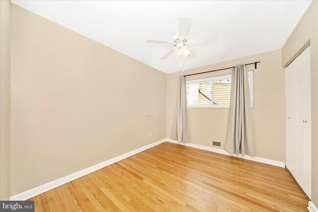 Building Photo - 3906 Montrose Dr