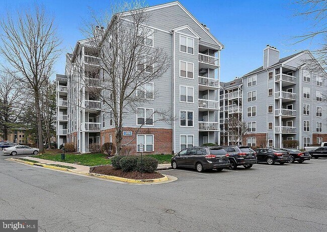 Building Photo - 3175 Summit Square Dr