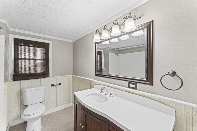 Building Photo - Charming 2 Bed, 1 Bath Lenexa Home with Modern Amenities!