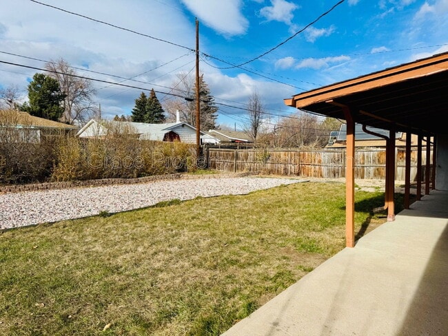 Building Photo - 411 S Simms St