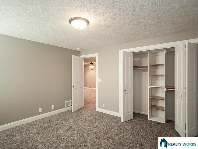 Building Photo - Spacious 4 Bed, 3 Bath Townhome with finished Basement