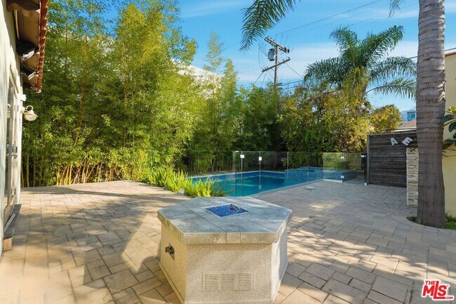 Building Photo - 5995 Saturn St