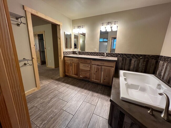 Building Photo - Beautiful Single Level home in Sisters!