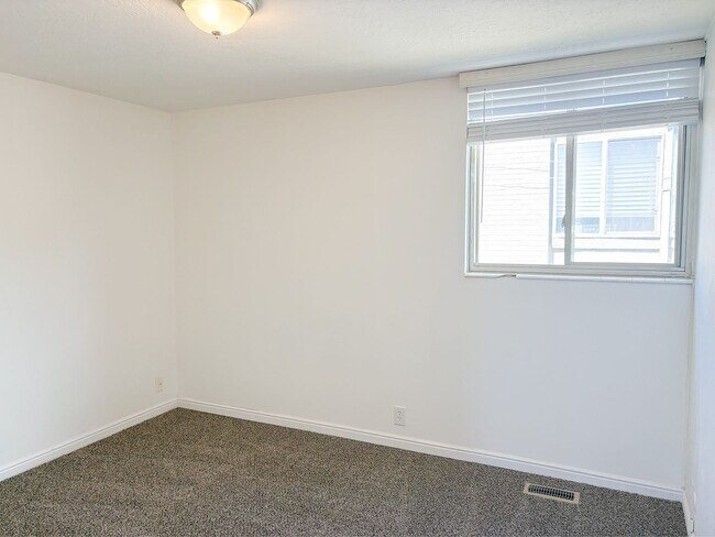 Building Photo - 4426 S Rosehaven Ct