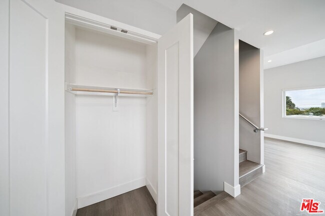 Building Photo - 1223 Hayworth Ave