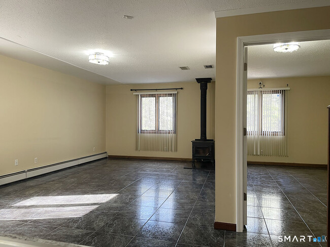 Building Photo - 121 S Main St