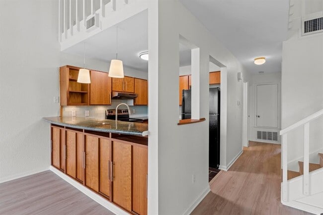 Building Photo - 1610 Waterston Ave