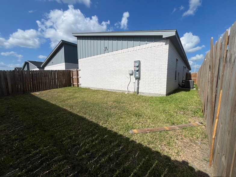 Yard - 1630 Playa Dr